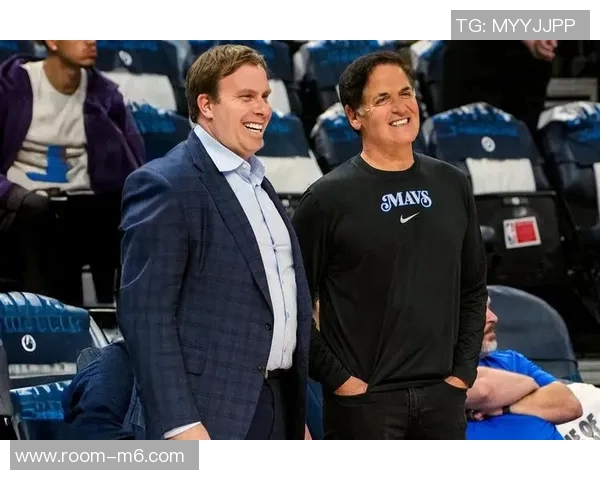 弗拉格因左脚踝扭伤缺席比赛现场观赛与库班同坐展现球队团结精神 弗拉格因左脚踝扭伤缺席比赛现场观赛与库班同坐展现球队团结精神