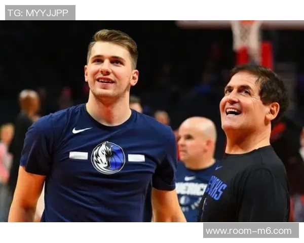 弗拉格因左脚踝扭伤缺席比赛现场观赛与库班同坐展现球队团结精神