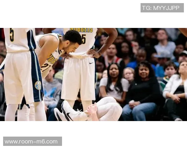 弗拉格因左脚踝扭伤缺席比赛现场观赛与库班同坐展现球队团结精神