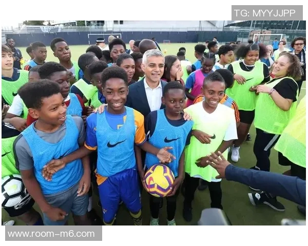 亨利首次造访热刺新球场感慨老球场胜利回忆与新场地的不同体验